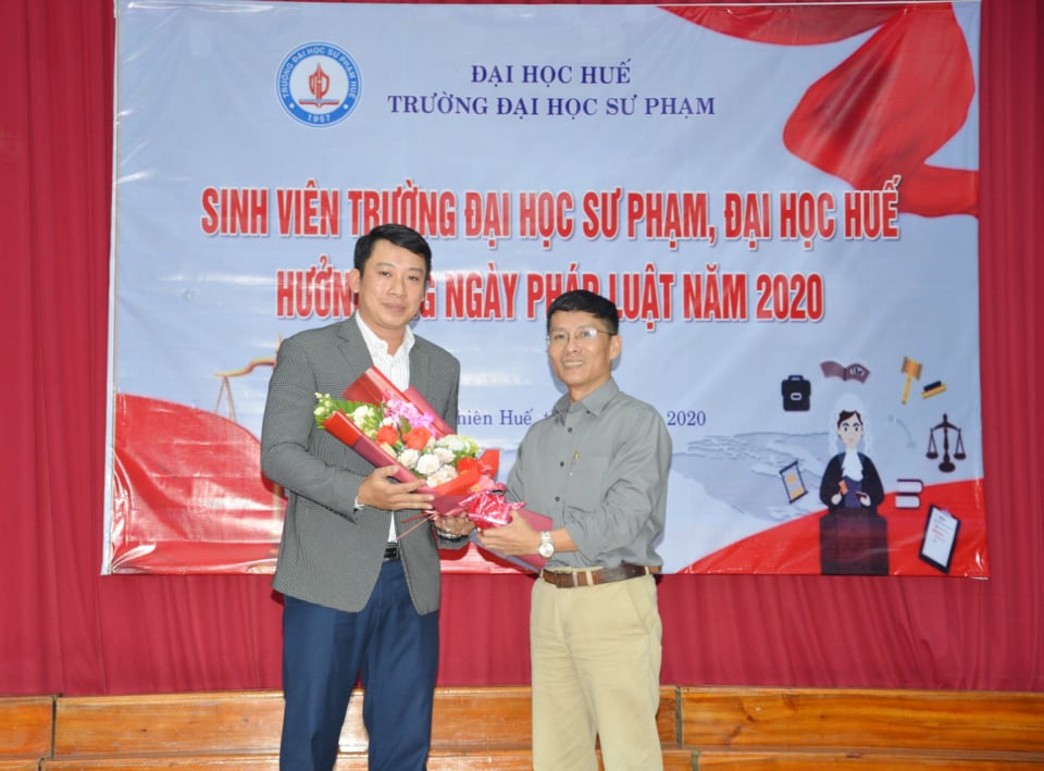 Lãnh đạo Trường Đại học Sư phạm tặng hoa cảm ơn ThS. Mai Đăng Lưu