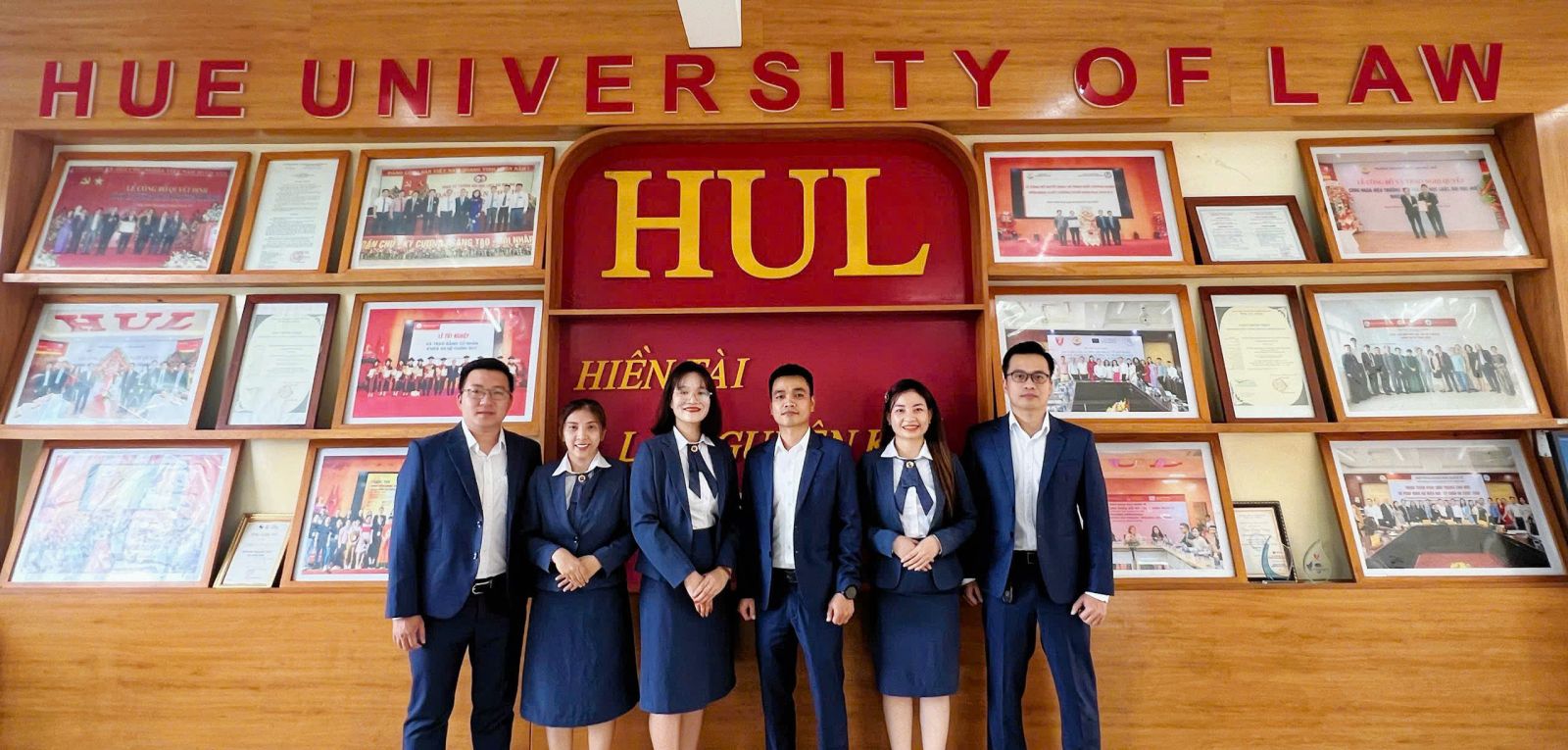 Cán bộ Trung tâm Thông tin - Thư viện